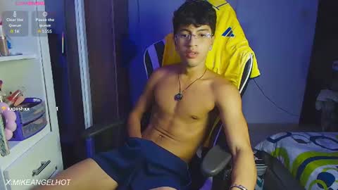 Snapshot of mike_pineapple chatting on June 2026 03:53:02 AM Mike Pineapple online show from June 2026 03:53:02 AM