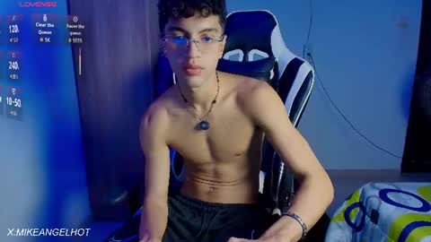 Snapshot of mike_pineapple chatting on July 2026 04:08:02 AM Mike Pineapple online show from July 2026 04:08:02 AM