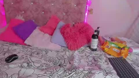 mila_grace_ online show from September 2025 06:44:02 PM