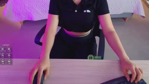 Milena  online show from December 2025 11:04:01 AM