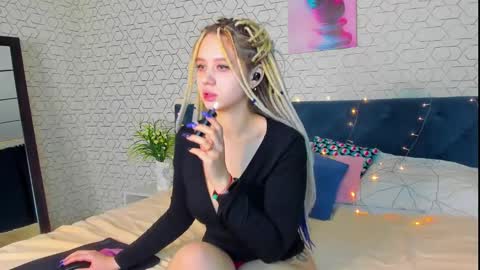 Snapshot of mila_kinor chatting on January 2025 10:43:01 AM mila_kinor online show from January 2025 10:43:01 AM
