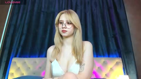Snapshot of mila_kinor chatting on February 2025 08:16:01 AM mila_kinor online show from February 2025 08:16:01 AM