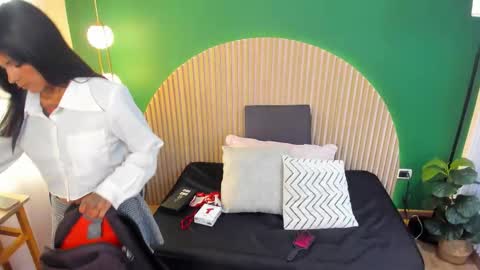 Mila and samy online show from January 2026 12:20:02 PM