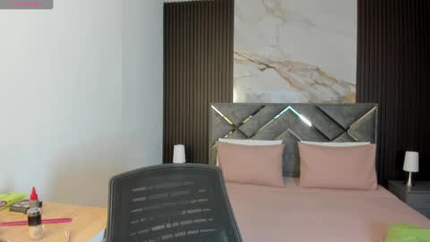 Queen Mila  online show from April 2026 07:15:02 PM