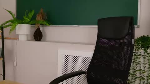 Snapshot of milaleoneli chatting on July 2026 04:39:01 PM milaleoneli online show from July 2026 04:39:01 PM