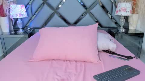 milan_lewiss online show from November 2025 01:32:02 PM