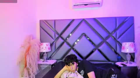 milan_lewiss online show from February 2026 12:26:01 PM