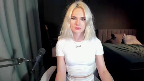 Snapshot of milena_marshmallows chatting on February 2025 10:53:01 PM Milena online show from February 2025 10:53:01 PM