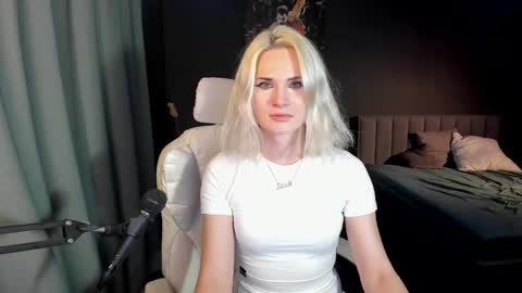 Snapshot of milena_marshmallows chatting on February 2025 01:57:02 AM Milena online show from February 2025 01:57:02 AM