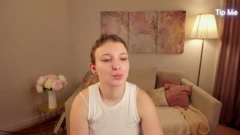 Snapshot of milinafox chatting on May 2026 11:42:01 PM milinafox online show from May 2026 11:42:01 PM