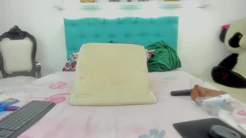 Snapshot of milky_emma chatting on February 2025 01:00:02 PM milky_emma online show from February 2025 01:00:02 PM