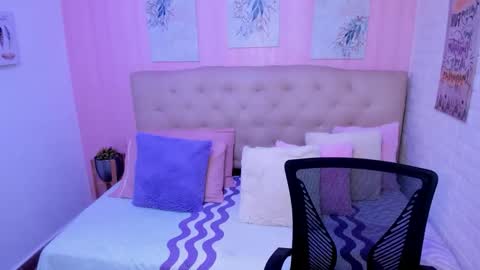 Mila online show from November 2025 09:15:01 PM