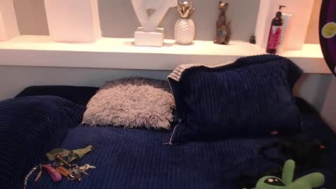 Milu Wallace  online show from October 2025 11:38:02 PM