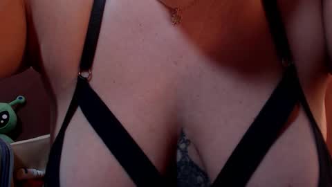 Milu Wallace  online show from March 2026 01:07:02 AM