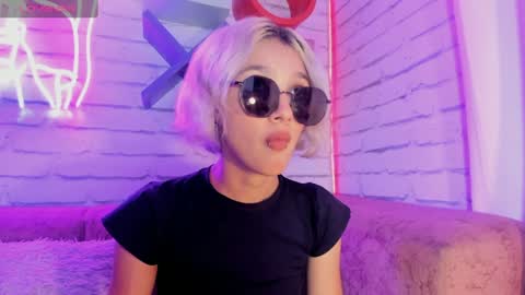 Minji online show from January 2025 12:05:02 PM