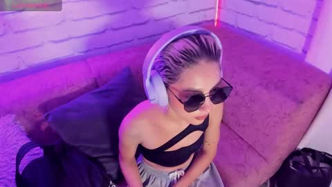 Minji online show from January 2025 11:59:01 AM