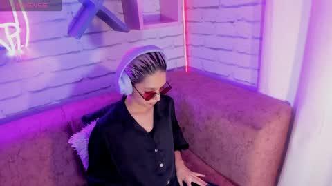 Minji online show from January 2025 11:43:02 AM