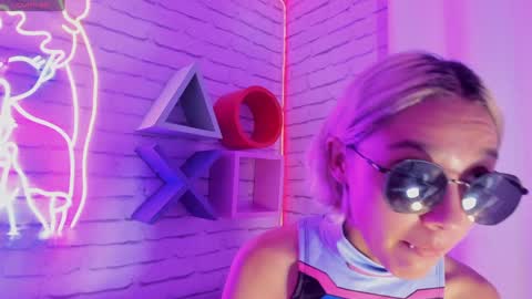 Minji online show from January 2025 11:54:01 AM
