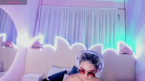 Minji online show from February 2025 12:03:02 PM