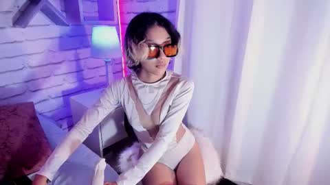 Minji online show from September 2025 12:29:01 PM