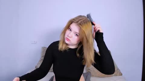 hi Im Mina  online show from October 2025 10:43:02 PM