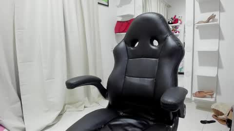 Loly online show from November 2025 06:09:02 PM