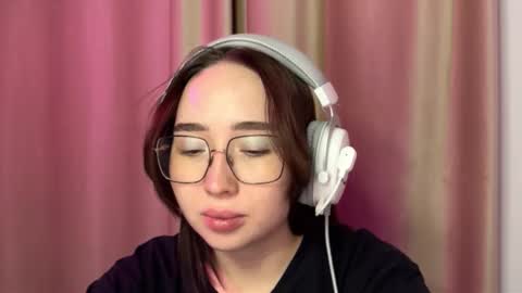 mira_light_ online show from October 2025 04:04:02 PM