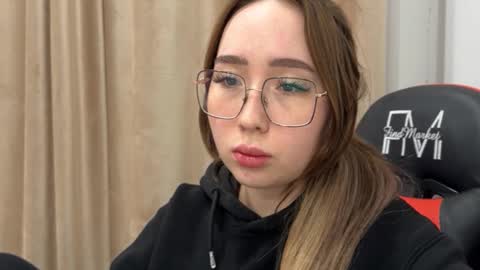 mira_light_ online show from November 2025 04:29:01 PM