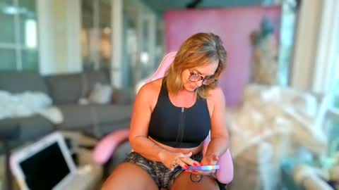 Snapshot of missbehavinxoxo chatting on October 2025 12:16:01 PM MissBehavinxoxo online show from October 2025 12:16:01 PM