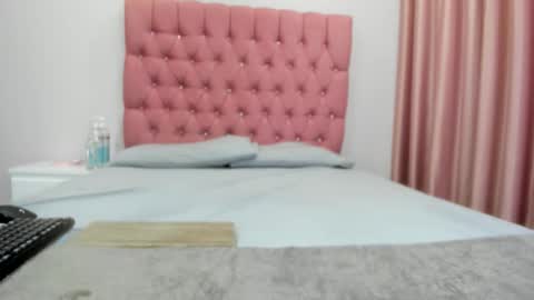 Elise online show from October 2025 10:10:02 PM