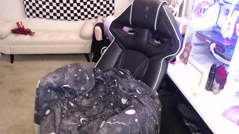 missdanibluee online show from December 2024 11:33:01 AM