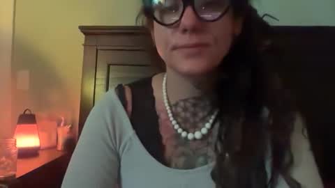 misshoneybadger333 online show from October 2025 02:01:01 AM