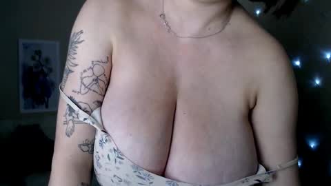 Snapshot of missmelons_ chatting on December 2024 05:25:01 PM Li online show from December 2024 05:25:01 PM