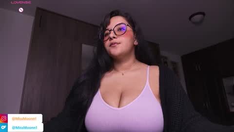 Snapshot of missmoonn chatting on November 2025 10:54:01 PM MissMoon online show from November 2025 10:54:01 PM