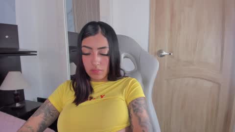 insta miss nickeloo online show from January 2025 06:17:01 PM