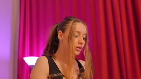 missqueenlust online show from March 2025 06:21:01 AM