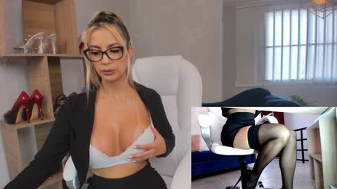 Snapshot of missrhodes1 chatting on January 2025 07:17:02 PM Miss Rhodes online show from January 2025 07:17:02 PM