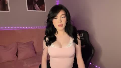 Mia online show from October 2025 08:08:02 PM