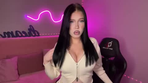 Mia online show from November 2025 10:25:02 AM