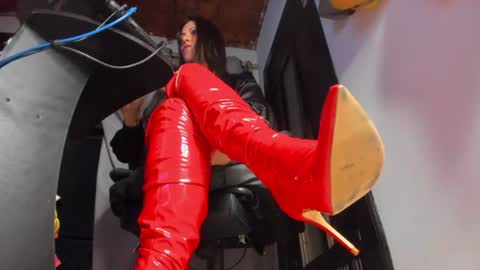 Snapshot of mistressanna_ chatting on June 2026 12:00:01 AM Mistress Anna Alves online show from June 2026 12:00:01 AM