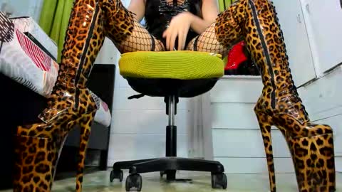 Tiffany online show from September 2025 03:10:02 AM