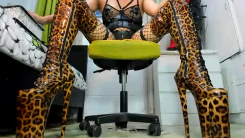 Snapshot of mistresstiffany69 chatting on August 2026 03:05:01 AM Tiffany online show from August 2026 03:05:01 AM