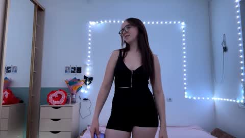Mia online show from October 2025 03:11:02 PM