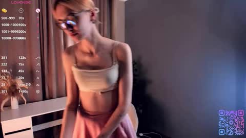 Laura online show from October 2025 01:14:01 AM