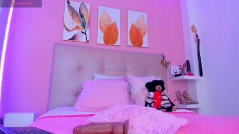 Snapshot of molly_h0t chatting on November 2025 01:10:01 PM online show from November 2025 01:10:01 PM