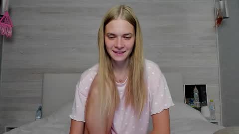 Snapshot of molly_hunt chatting on September 2025 03:30:02 AM Molly Hunt online show from September 2025 03:30:02 AM