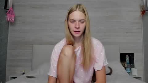 Snapshot of molly_hunt chatting on September 2025 04:17:01 AM Molly Hunt online show from September 2025 04:17:01 AM