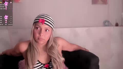 Snapshot of molly_logan chatting on October 2025 12:09:01 AM molly_logan online show from October 2025 12:09:01 AM