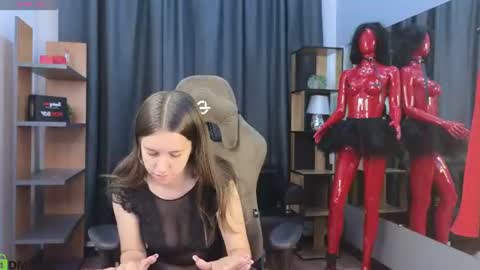 Snapshot of molly_miavka chatting on June 2026 02:05:01 AM Molly online show from June 2026 02:05:01 AM