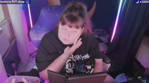 Snapshot of molly_moons chatting on September 2025 10:31:01 PM molly_moons online show from September 2025 10:31:01 PM